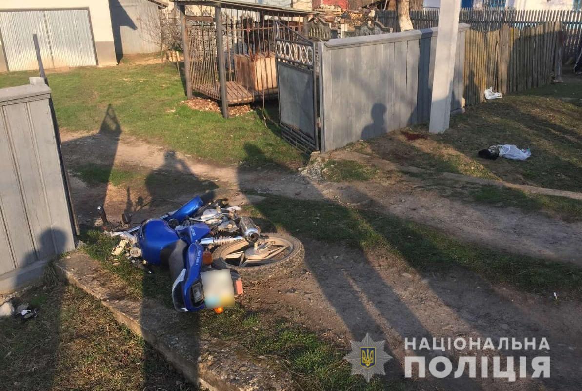 Смертельна ДТП на Кіцманщині: мотоцикліст зіткнувся зі стовпом