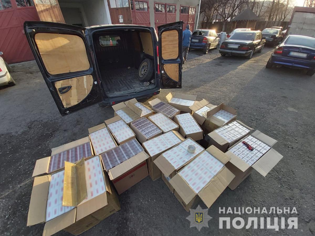 Поліціянти Вижниччини викрили незаконне перевезення цигарок