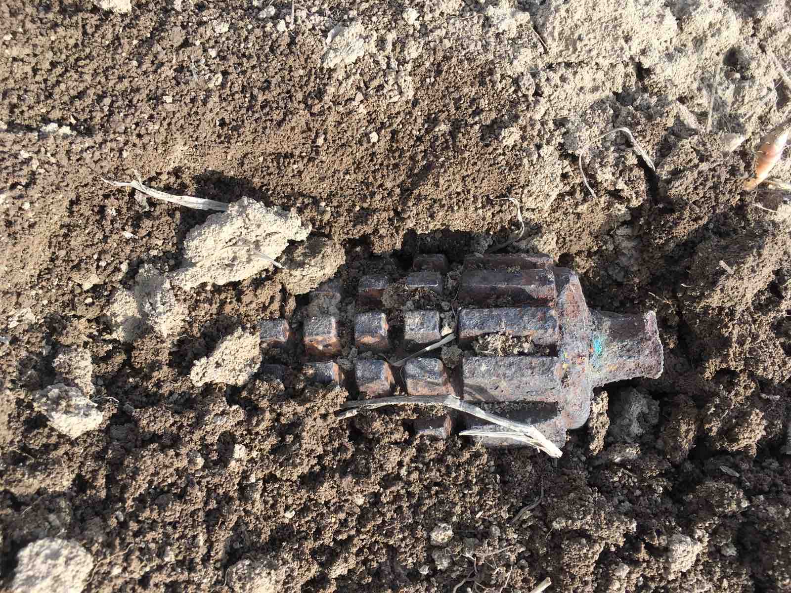 У Хотині мешканці на полі знайшли гвинтівкову гранату