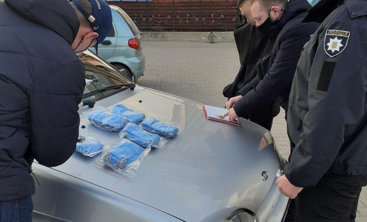 На Буковині поліція викрила чоловіка, який здійснював незаконний продаж медичних масок