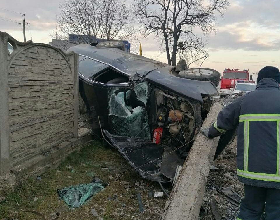 Поблизу Чернівців перекинулась автівка: є постраждалі