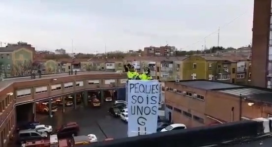 Іспанські рятувальники підбадьорюють мешканців Мадрида під час карантину (відео)