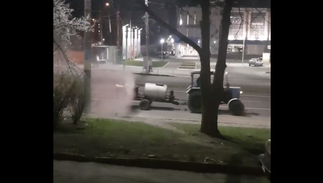 Увага! На вулицях Чернівців розприскують дезінфікуючі речовини (відео)