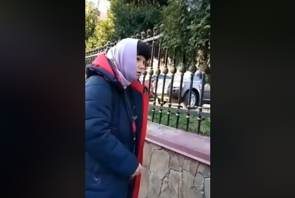 “Я зла як пантера”: прихожанка нецензурно облаяла поліцейських біля собору в Чернівцях