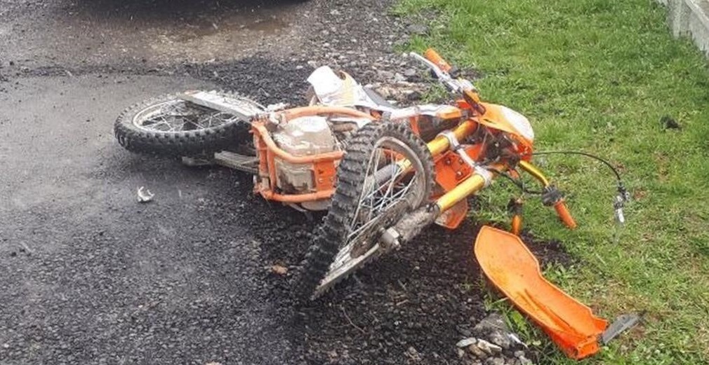 У Сторожинецькому районі сталося зіткнення мотоцикла з легковим автомобілем: є постраждалі