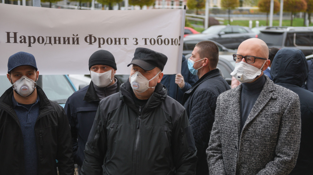Арсеній Яценюк із соратниками прийшли підтримати Тетяну Чорновол до Печерського райдсуду (фото)