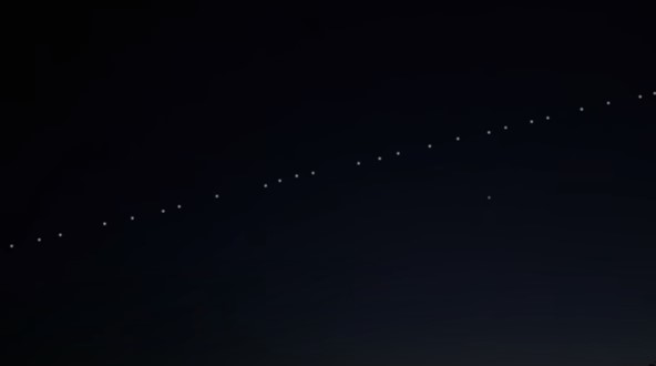 Відео супутників Starlink, які “пролітали 18 квітня над Чернівцями”,  було опубліковане кілька місяців тому