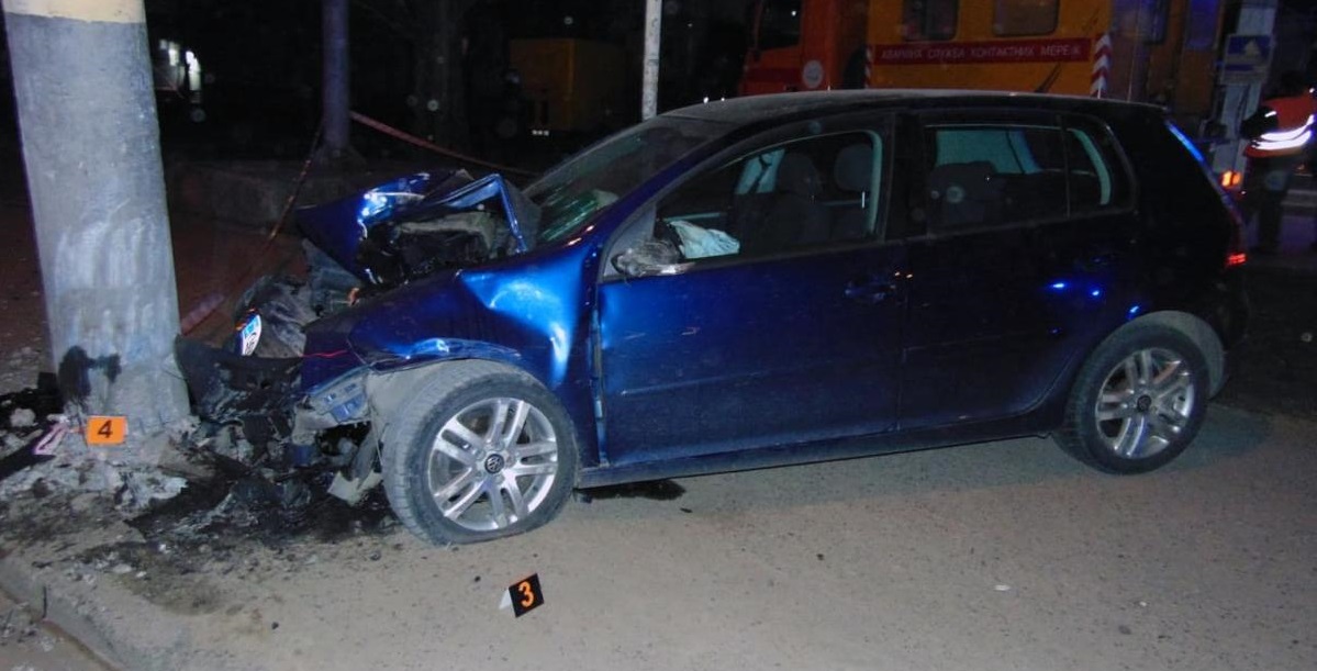 У Чернівцях водій авто врізався у електроопору: є постраждалі