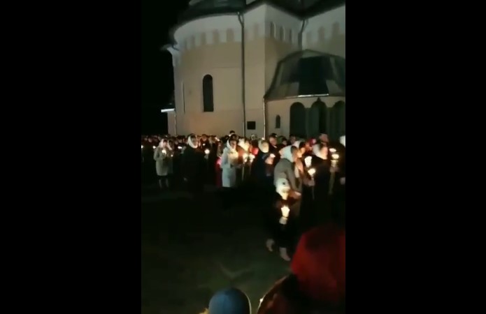 У Красноїльську в храмі УПЦ (МП) грубо порушили правила карантину у Великодню ніч (відео)