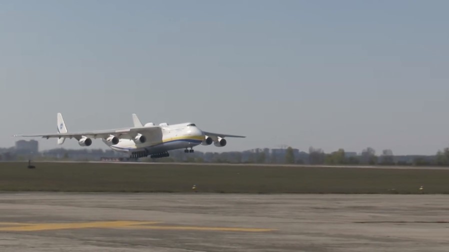 Найбільший у світі транпортний літак “Мрія” доставив в Україну медичні засоби (відео)