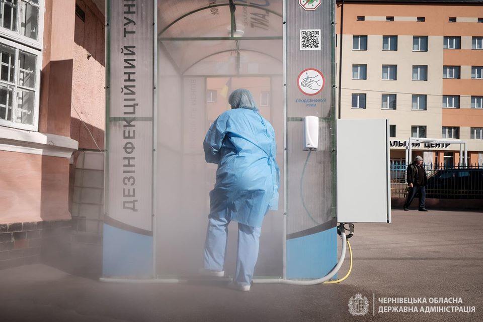 До Чернівецької обласної лікарні привезли дезінфекційний тунель