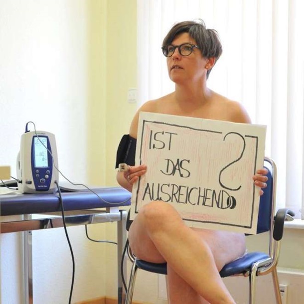 У Німеччині лікарі влаштували “голий” протест через брак засобів захисту (фото)