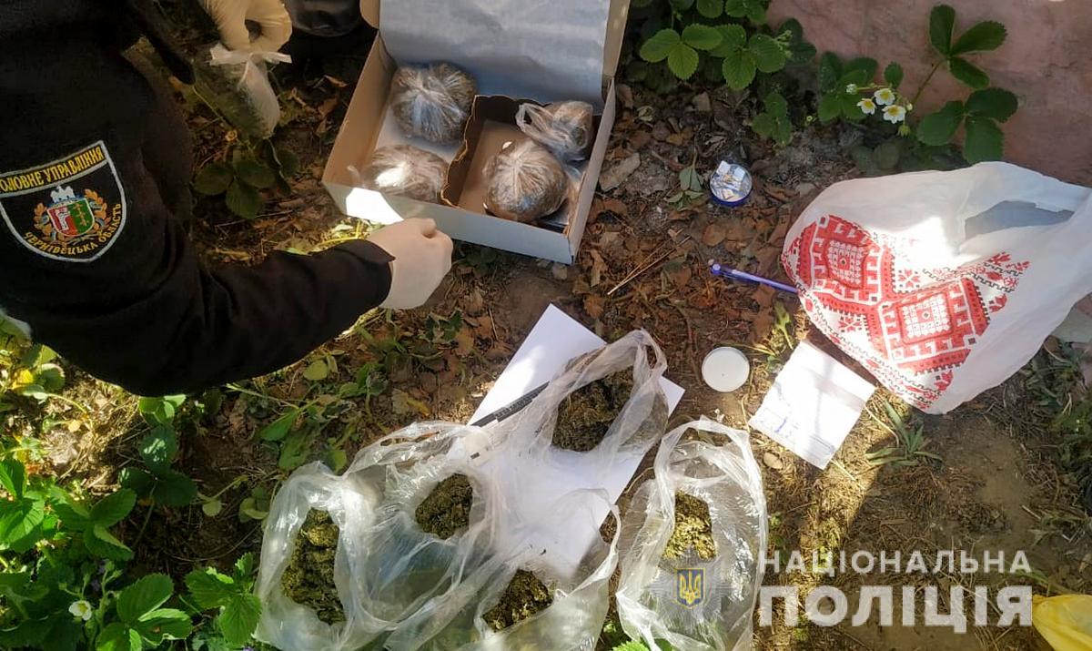 На Буковині поліція задокументувала два факти незаконного зберігання наркотиків