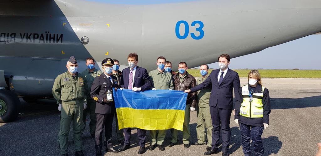 Український літак з гуманітарною допомогою вже приземлився в Італії – МВС