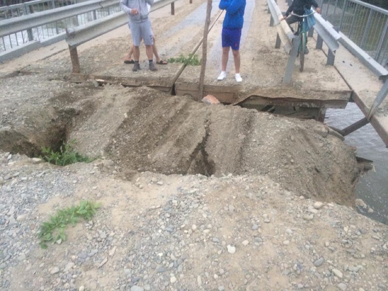 На Буковині зсув ґрунту пошкодив міст між Маршинцями та Лункою