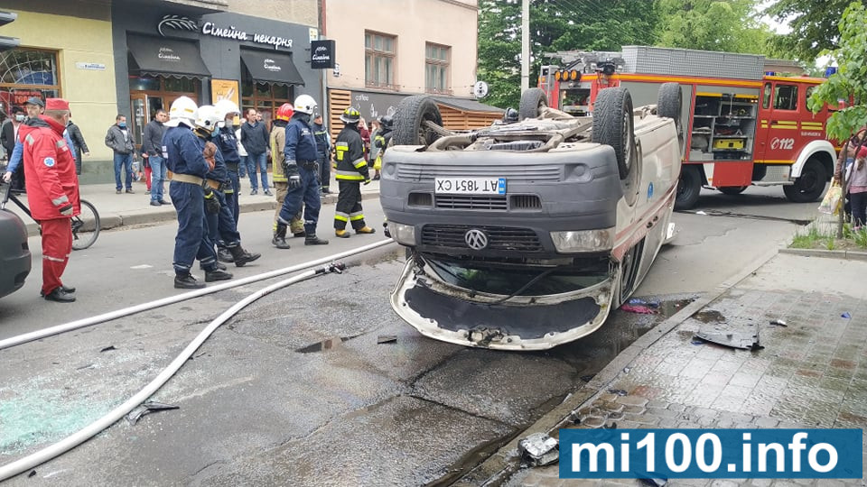 В Івано-Франківську під час ДТП “швидка” перекинулася на дах