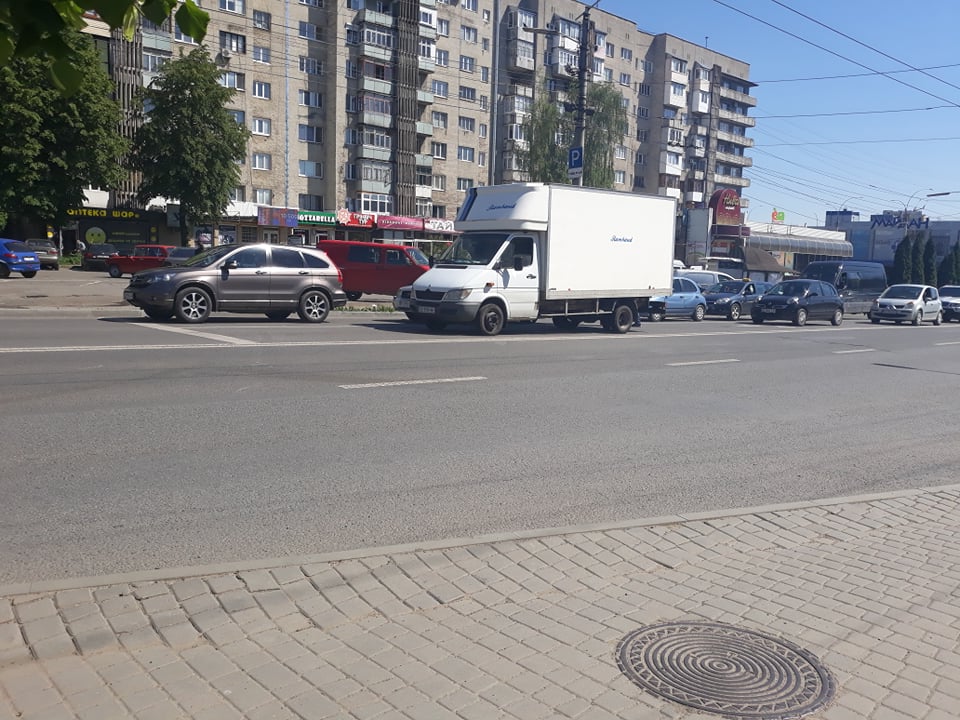 У Чернівцях під час руху з вантажівки випав навантажувач: постраждалих немає (відео)