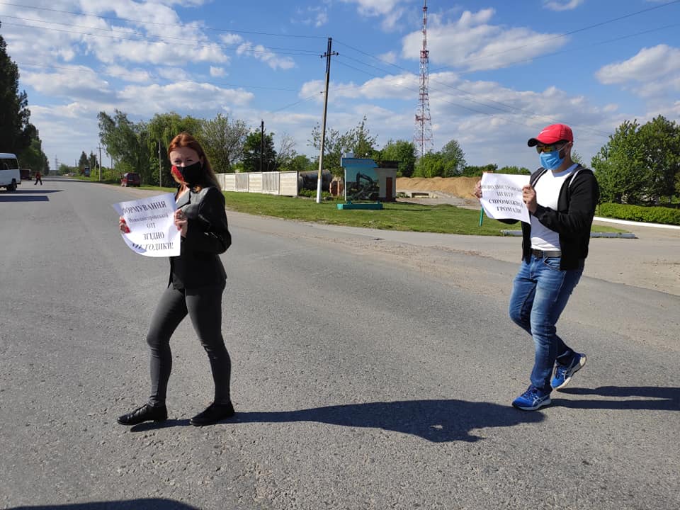 На Сокирянщині люди перекрили дорогу та вимагають приєднання до Новодністровської ОТГ