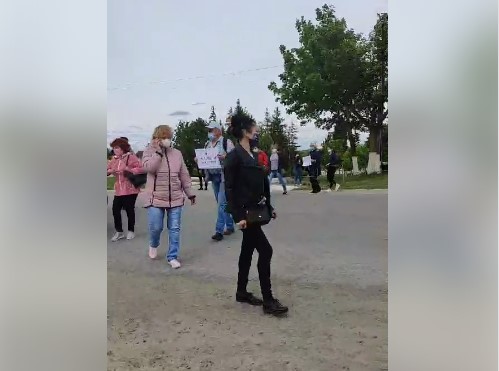 “Хочемо зберегти Новодністровську ОТГ”: на Сокирянщині люди знову перекрили дорогу