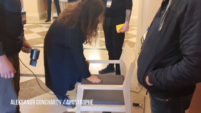 Зеленському перед прес-конференцією феном гріли стілець (відео)