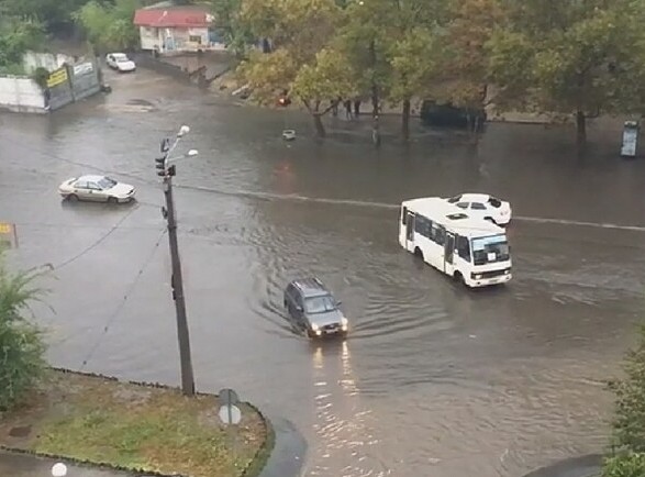 Сильна злива сьогодні вранці підтопила центр Одеси