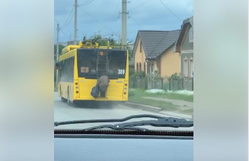 У Чернівцях бабця проїхалася на драбині тролейбуса (відео)