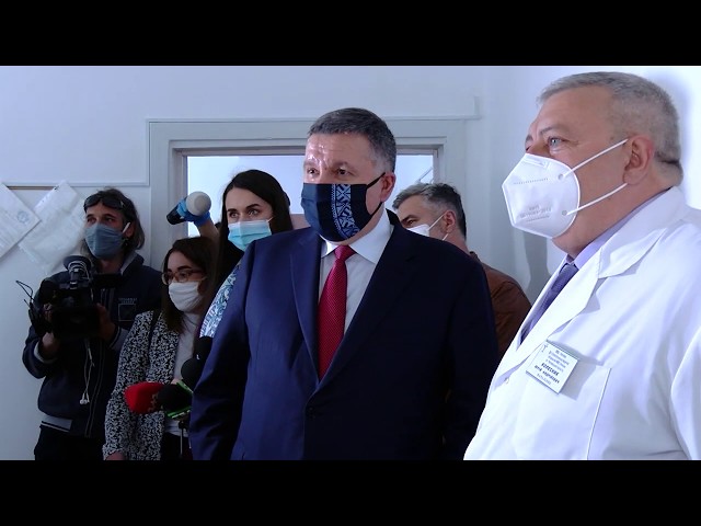 Медпрацівники Чернівецької міської лікарні отримали грошову допомогу від фонду Арсенія Яценюка