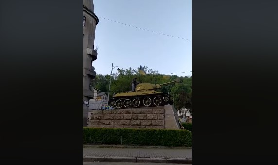 У Чернівцях над танком Нікітіна підняли державний прапор (відео)