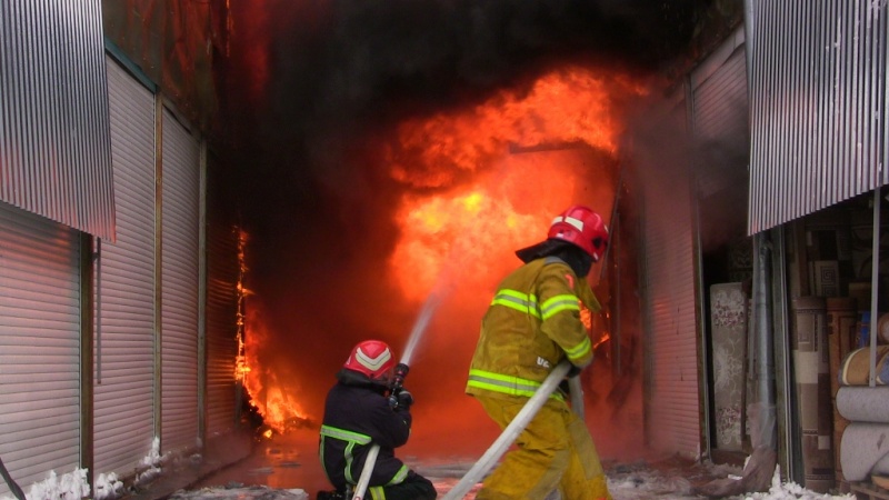 Пожежа на Буковині: через дрова ледь не згорів господарський будинок