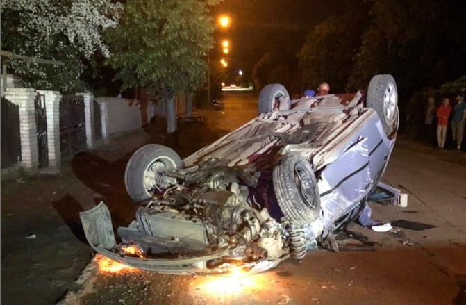 Нічна ДТП у Чернівцях: автівка протаранила стовп і перекинулася, водій втік