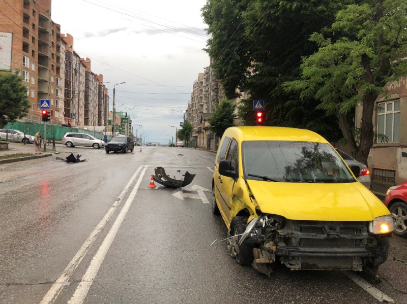 ДТП у Чернівцях: на Героїв Майдану знову не розминулись дві автівки