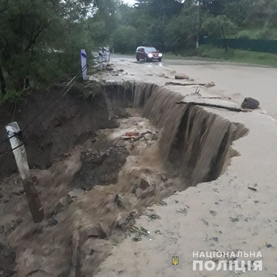 УВАГА! Вода зруйнувала дорогу з Путили на Вижницю. Проїзду немає