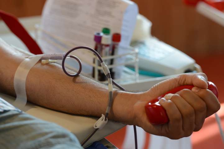 На Буковині заохочуватимуть молодь за здачу крові: до Дня Незалежності приурочили акцію донорства