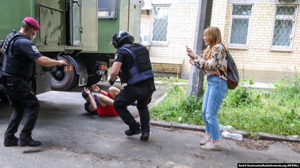 У Києві біля Шевченківського районного суду поліція затримала п’ятьох людей
