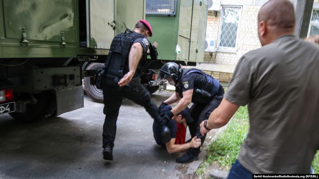Поліцейські били ногами активістів, які прийшли підтримати Стерненка (фото)