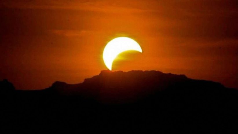 Почалося унікальне сонячне затемнення (відео)