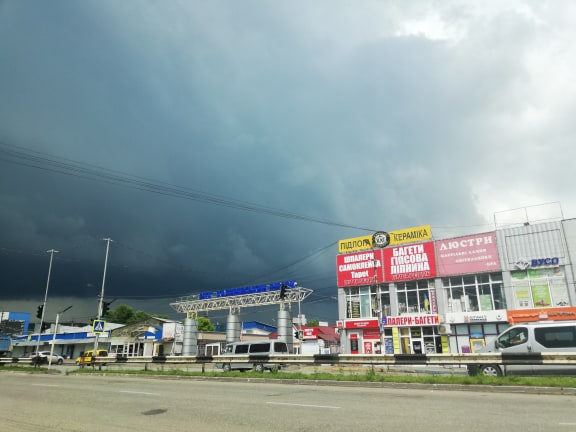 Штормове попередження: у найближчі 2-3 години на Буковині прогнозують значне погіршення погоди