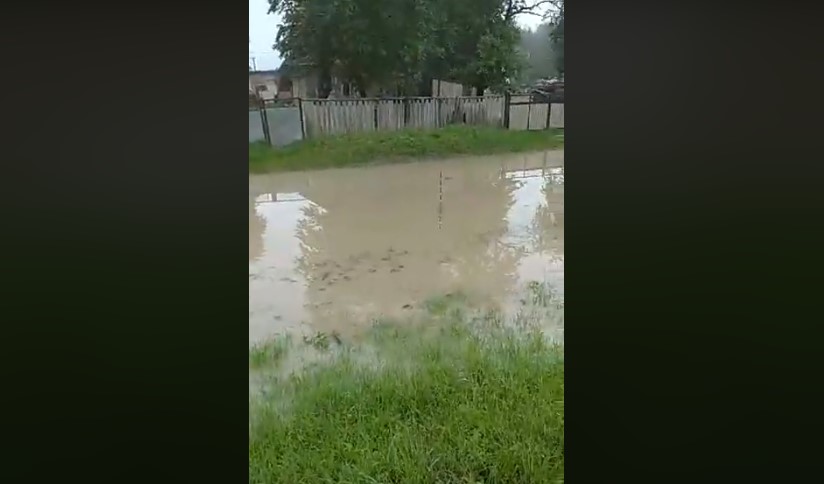 Повінь в Маршинцях: вода вже на подвір’ях людей (відео)