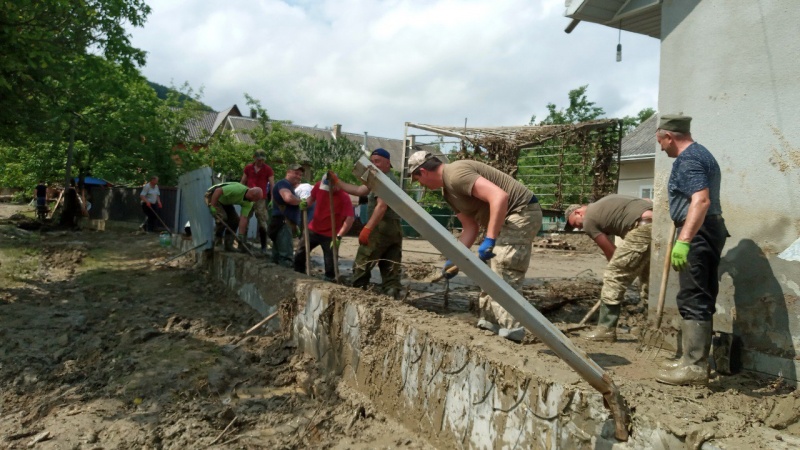 Велика толока: у селі Ревне ліквідують наслідки паводку