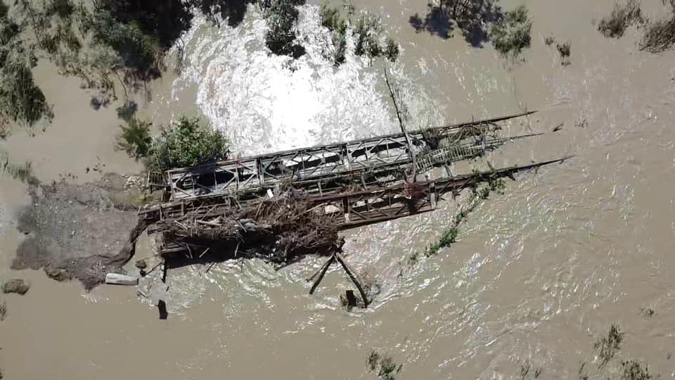 У мережі опублікували фото і відео зруйнованого повінню мосту в Маршинцях