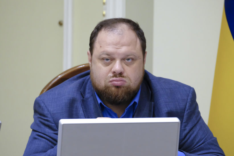 Стефанчук відреагував на скарги про те, що депутатів не випускають за кордон