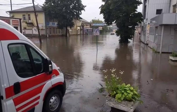 На Львівщині злива затопила кілька санаторіїв