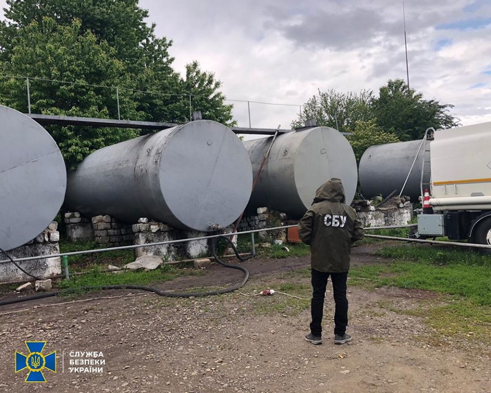 СБУ блокувала небезпечне виробництво контрафактного пального, що призвело до забруднення води на Буковині