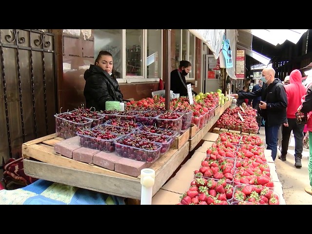 Чи безпечно купувати полуницю і ранні овочі на ринках у Чернівцях?