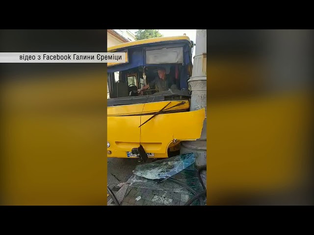 У Чернівцях маршрутка з пасажирами врізалася в стовп, постраждали четверо людей