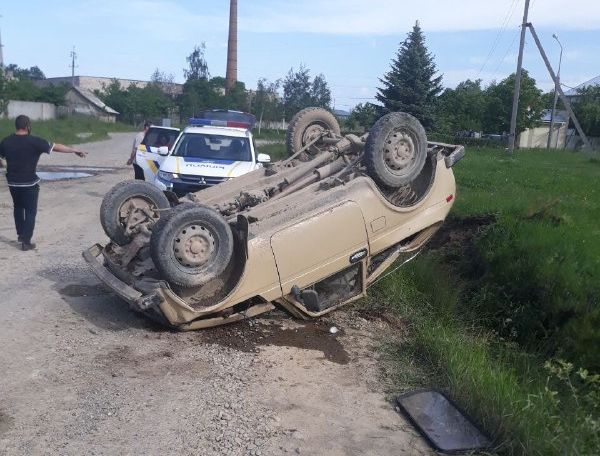 ДТП у Сторожинці: внаслідок перекидання автівки зазнала травм пасажирка