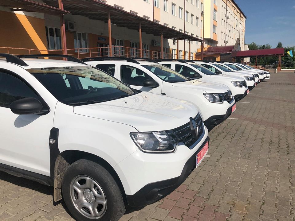 На Сокирянщині центр первинної медико-санітарної допомоги отримав 10 автомобілів