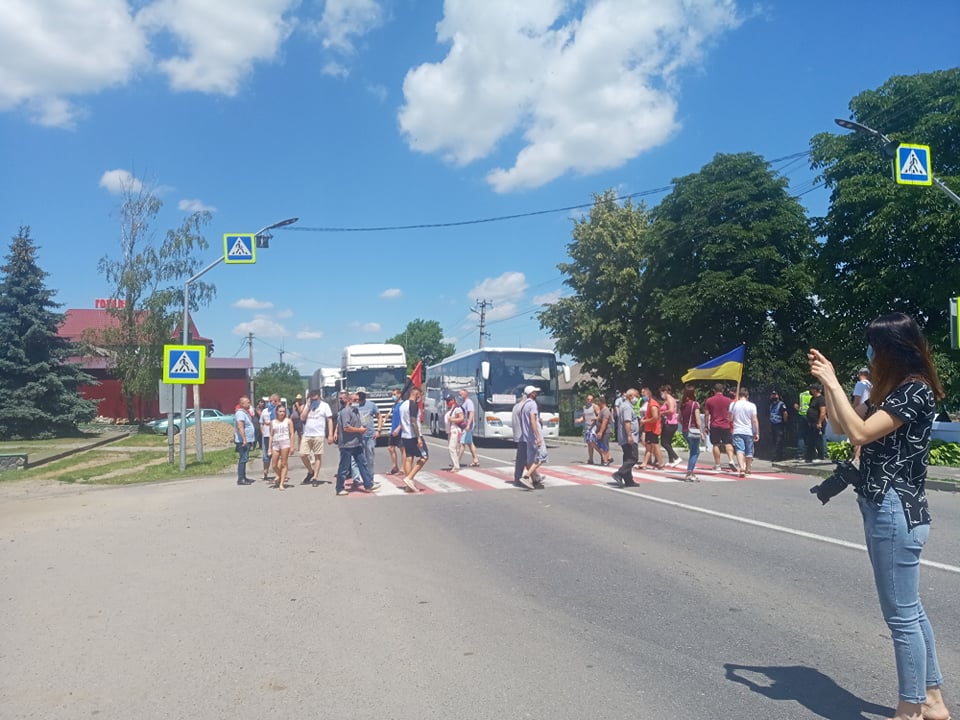 У Атаках невдоволені мешканці Хотинщини знову заблокували рух