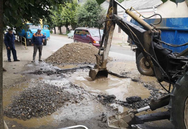 КП “Чернівціводоканал” проводить аварійні розкопки на вулиці Сторожинецькій