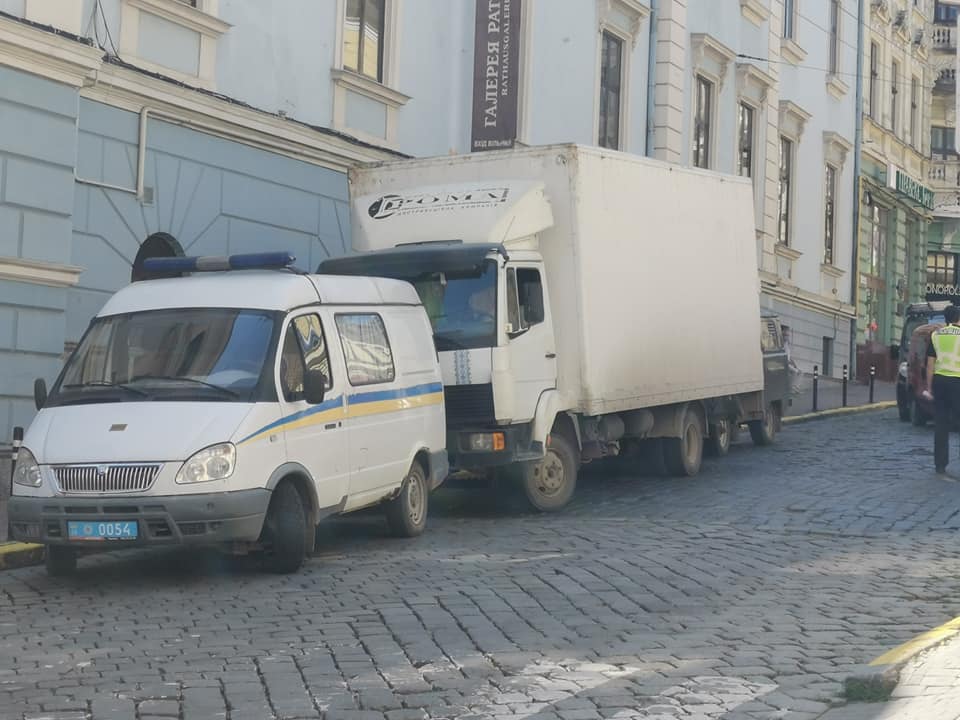 Шини для протесту під ратушею у Чернівцях привезли автівкою фірми “Рома”